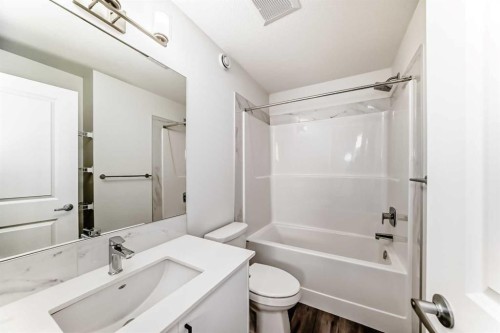 615 Lucas Boulevard Nw, Calgary, AB - Indoor Photo Showing Bathroom