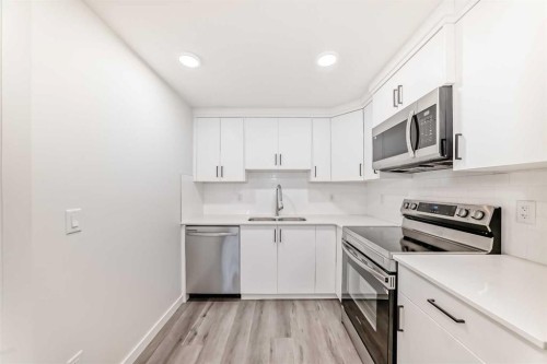 615 Lucas Boulevard Nw, Calgary, AB - Indoor Photo Showing Kitchen With Double Sink