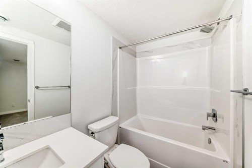 615 Lucas Boulevard Nw, Calgary, AB - Indoor Photo Showing Bathroom
