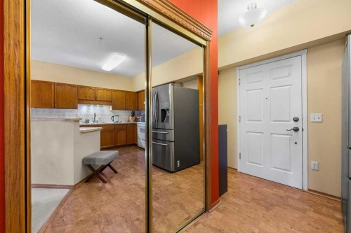 215-200 Lincoln Way Sw, Calgary, AB - Indoor Photo Showing Kitchen