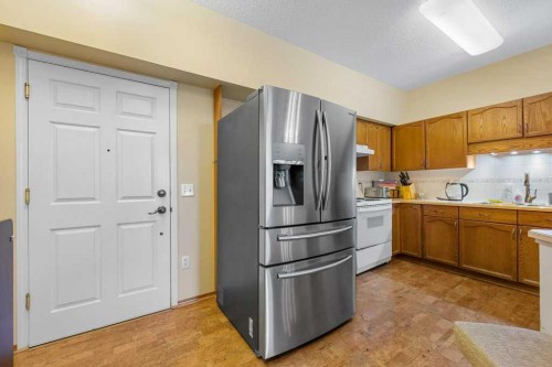 215-200 Lincoln Way Sw, Calgary, AB - Indoor Photo Showing Kitchen