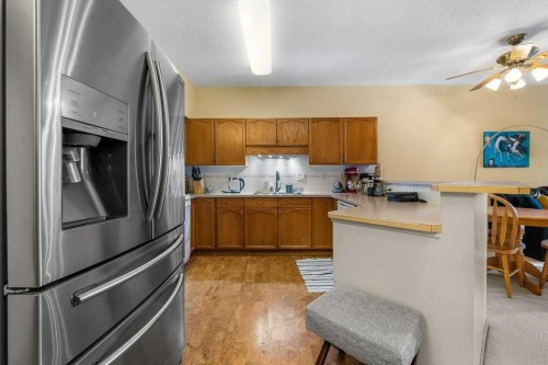 215-200 Lincoln Way Sw, Calgary, AB - Indoor Photo Showing Kitchen