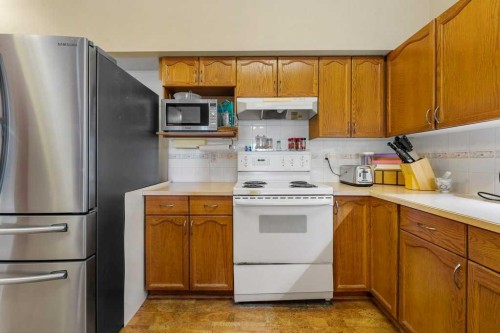 215-200 Lincoln Way Sw, Calgary, AB - Indoor Photo Showing Kitchen