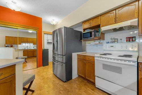 215-200 Lincoln Way Sw, Calgary, AB - Indoor Photo Showing Kitchen