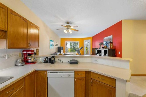 215-200 Lincoln Way Sw, Calgary, AB - Indoor Photo Showing Kitchen