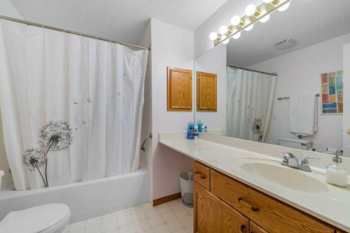 215-200 Lincoln Way Sw, Calgary, AB - Indoor Photo Showing Bathroom