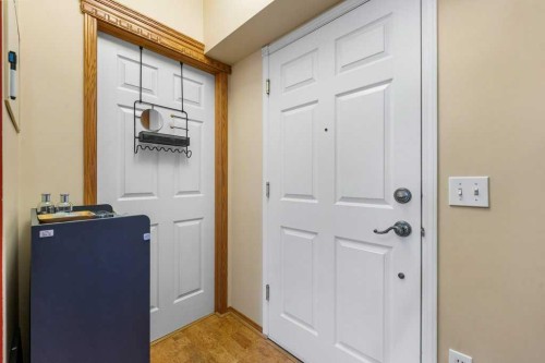 215-200 Lincoln Way Sw, Calgary, AB - Indoor Photo Showing Other Room