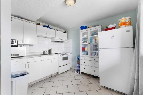 1827 46 Street Se, Calgary, AB - Indoor Photo Showing Kitchen