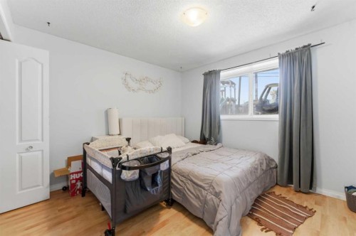 1827 46 Street Se, Calgary, AB - Indoor Photo Showing Bedroom