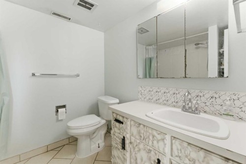 1827 46 Street Se, Calgary, AB - Indoor Photo Showing Bathroom