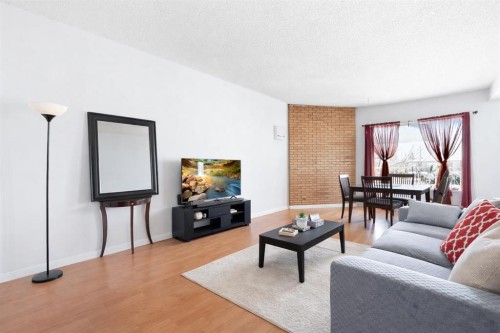 1827 46 Street Se, Calgary, AB - Indoor Photo Showing Living Room