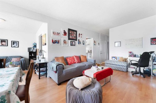 1827 46 Street Se, Calgary, AB - Indoor Photo Showing Living Room
