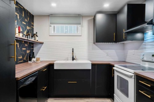 6112 Buckthorn Road Nw, Calgary, AB - Indoor Photo Showing Kitchen