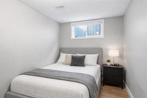 6112 Buckthorn Road Nw, Calgary, AB - Indoor Photo Showing Bedroom