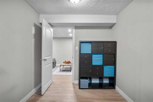 6112 Buckthorn Road Nw, Calgary, AB - Indoor Photo Showing Other Room