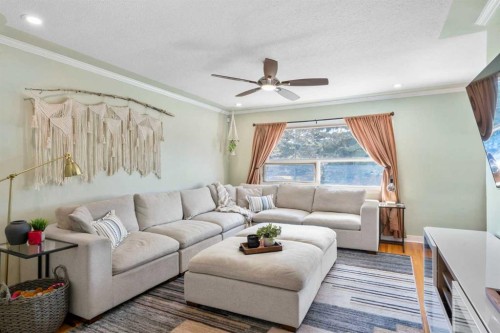 6112 Buckthorn Road Nw, Calgary, AB - Indoor Photo Showing Living Room