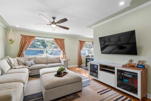 6112 Buckthorn Road Nw, Calgary, AB - Indoor Photo Showing Living Room
