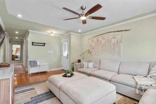 6112 Buckthorn Road Nw, Calgary, AB - Indoor Photo Showing Living Room