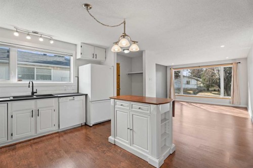 8 Van Horne Crescent Ne, Calgary, AB - Indoor Photo Showing Kitchen