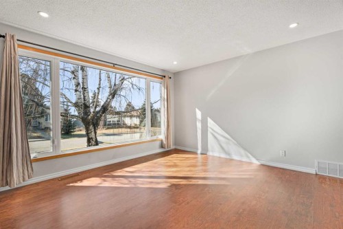 8 Van Horne Crescent Ne, Calgary, AB - Indoor Photo Showing Other Room