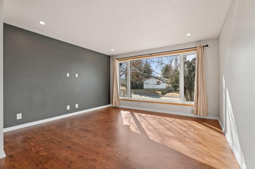 8 Van Horne Crescent Ne, Calgary, AB - Indoor Photo Showing Other Room