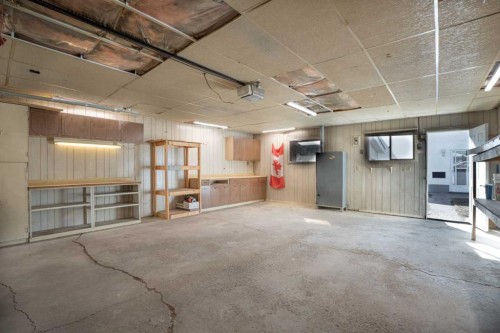 8 Van Horne Crescent Ne, Calgary, AB - Indoor Photo Showing Garage