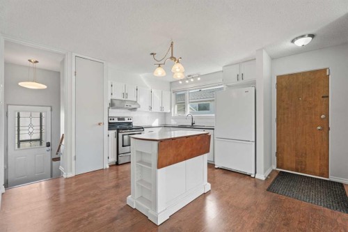 8 Van Horne Crescent Ne, Calgary, AB - Indoor Photo Showing Kitchen