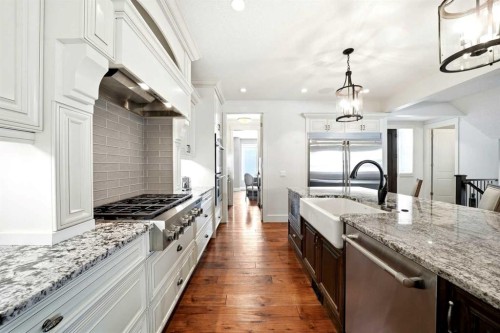 201 12 Street Ne, Calgary, AB - Indoor Photo Showing Kitchen With Upgraded Kitchen