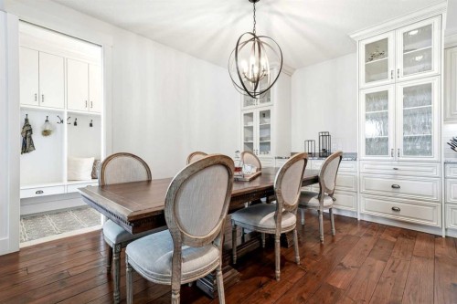 201 12 Street Ne, Calgary, AB - Indoor Photo Showing Dining Room