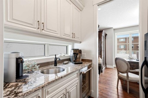 201 12 Street Ne, Calgary, AB - Indoor Photo Showing Kitchen