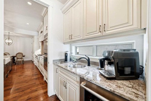 201 12 Street Ne, Calgary, AB - Indoor Photo Showing Kitchen
