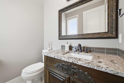 201 12 Street Ne, Calgary, AB - Indoor Photo Showing Bathroom