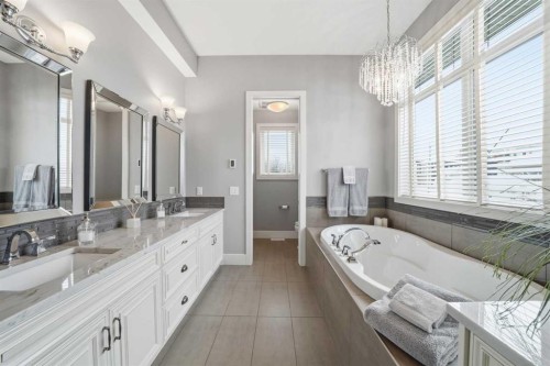 201 12 Street Ne, Calgary, AB - Indoor Photo Showing Bathroom