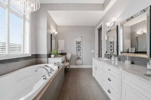 201 12 Street Ne, Calgary, AB - Indoor Photo Showing Bathroom