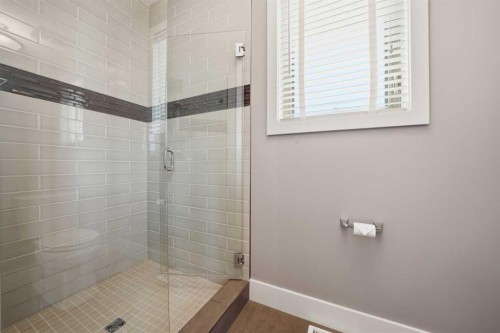 201 12 Street Ne, Calgary, AB - Indoor Photo Showing Bathroom