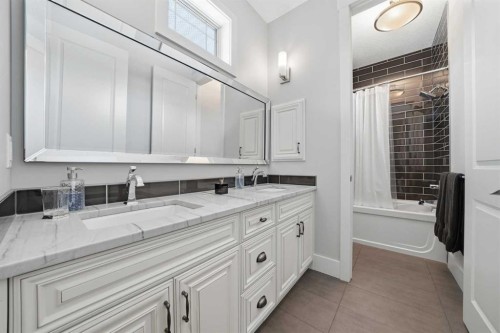 201 12 Street Ne, Calgary, AB - Indoor Photo Showing Bathroom