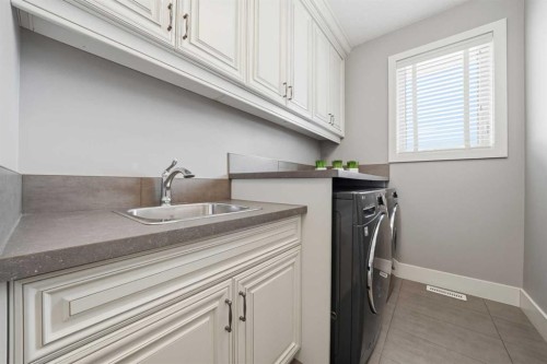 201 12 Street Ne, Calgary, AB - Indoor Photo Showing Laundry Room
