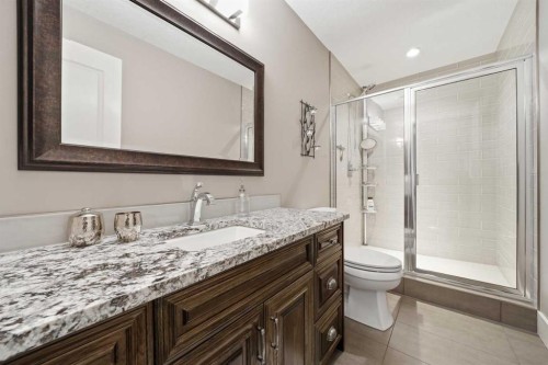 201 12 Street Ne, Calgary, AB - Indoor Photo Showing Bathroom