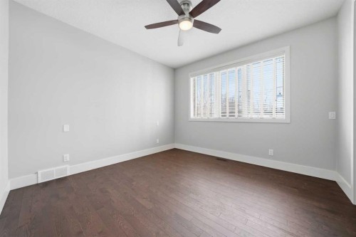201 12 Street Ne, Calgary, AB - Indoor Photo Showing Other Room