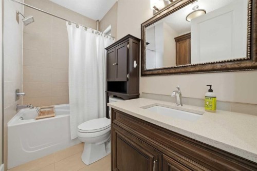 201 12 Street Ne, Calgary, AB - Indoor Photo Showing Bathroom
