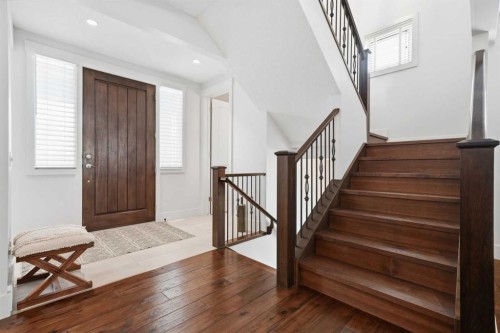 201 12 Street Ne, Calgary, AB - Indoor Photo Showing Other Room