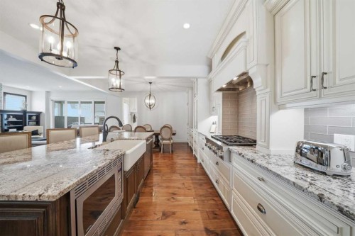 201 12 Street Ne, Calgary, AB - Indoor Photo Showing Kitchen With Upgraded Kitchen