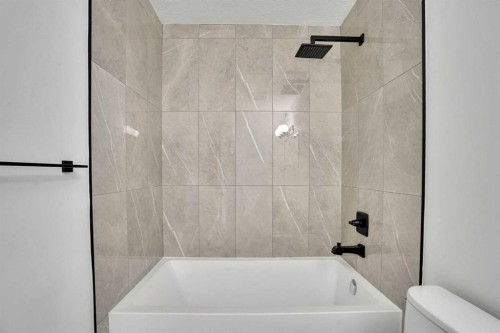 908 Stonehaven Road Sw, Calgary, AB - Indoor Photo Showing Bathroom