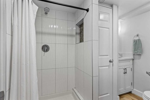 9963 Wilde Road Se, Calgary, AB - Indoor Photo Showing Bathroom