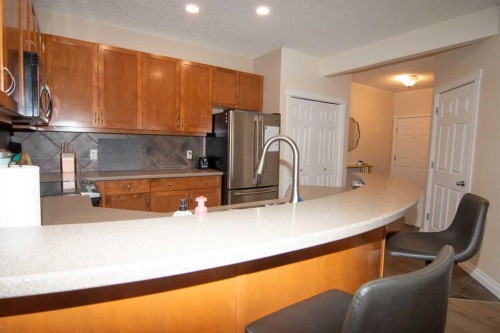 208-10 Hemlock Crescent Sw, Calgary, AB - Indoor Photo Showing Kitchen