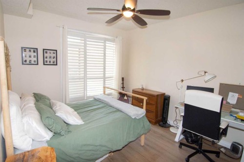 208-10 Hemlock Crescent Sw, Calgary, AB - Indoor Photo Showing Bedroom