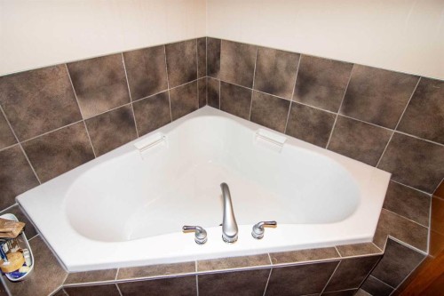 208-10 Hemlock Crescent Sw, Calgary, AB - Indoor Photo Showing Bathroom
