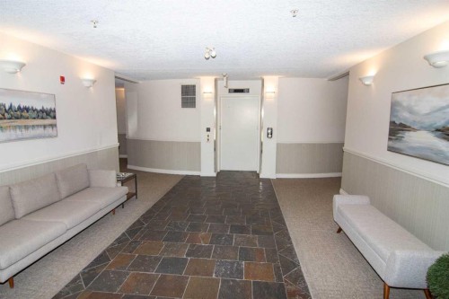 208-10 Hemlock Crescent Sw, Calgary, AB - Indoor Photo Showing Other Room