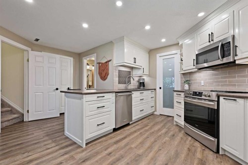 739 Cimarron Close, Okotoks, AB - Indoor Photo Showing Kitchen With Upgraded Kitchen