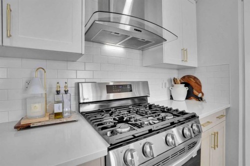 58 Ranchers View, Okotoks, AB - Indoor Photo Showing Kitchen With Upgraded Kitchen